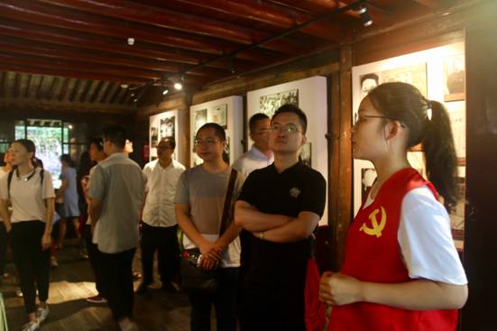 ”追寻革命印迹，情系红色鄞州“捷克论坛
寻迹小分队-故居讲解